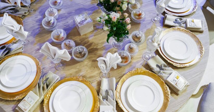 デザインと文字の調和が美しい席札。ナチュラルな素材と柔らかい筆記体が調和している。