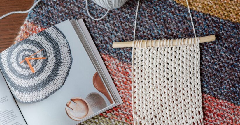 業者印刷のペーパーアイテムに手作りでリボンや装飾を加えている作業風景。