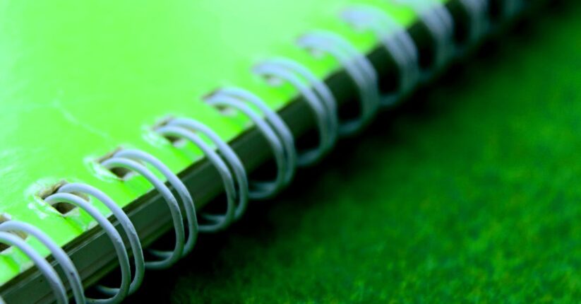 モノトーンでまとめられたモダンスタイルのプロフィールブック。洗練された都会的な印象。