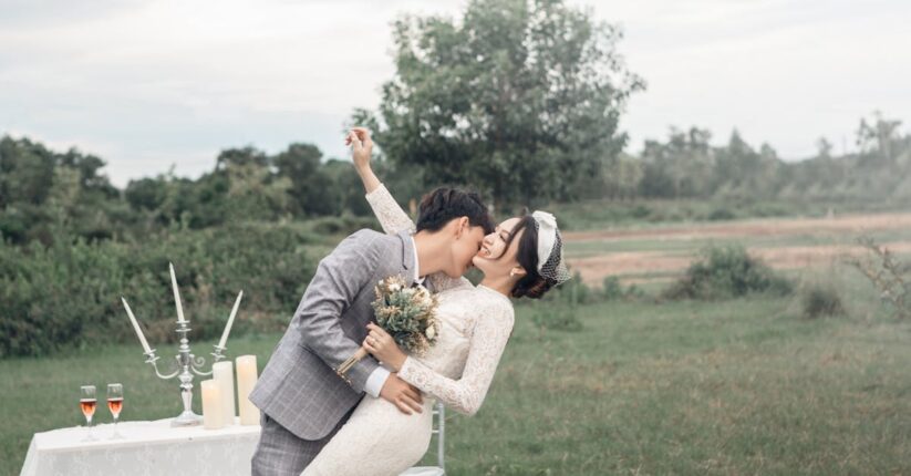 披露宴でゲストが席札メッセージを手にして微笑むシーン。心温まる瞬間。