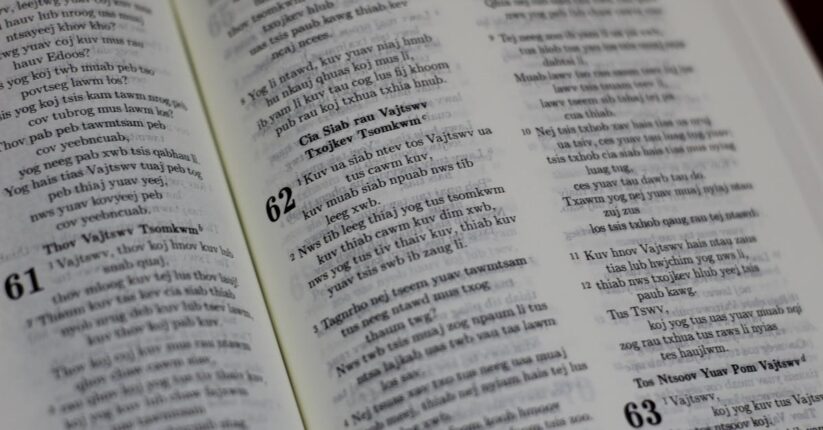 自作デザインを印刷会社に入稿する新婦。データ入稿と印刷のハイブリッド制作方法。