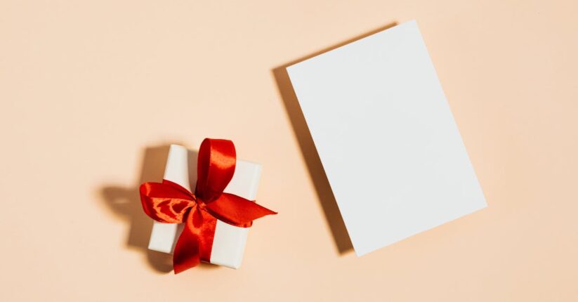 名前の誤字に気づいて修正している花嫁。プリント済みの紙を見つめている様子。