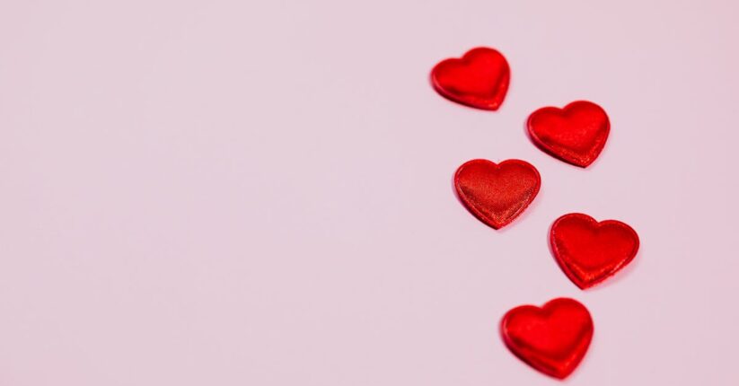 結婚式のテーマカラーに合わせてペーパーアイテムをコーディネートしたテーブルコーディネート。