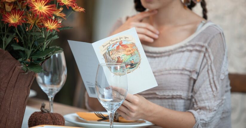 手作りの席札やメニューカードを並べたナチュラルなウェディングテーブル。