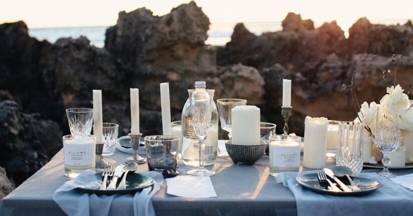 手作りの席札とメニューカードが並ぶおしゃれなテーブルセッティング。ナチュラルで上品な雰囲気。