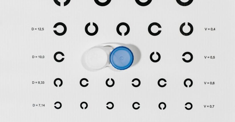 ペーパーアイテムの試し印刷をして確認する花嫁。印刷サンプルを比べている様子。