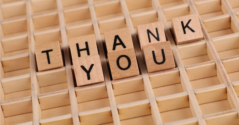 伯父伯母に向けた席札メッセージ。上品で丁寧な文章が手書きされたカード。