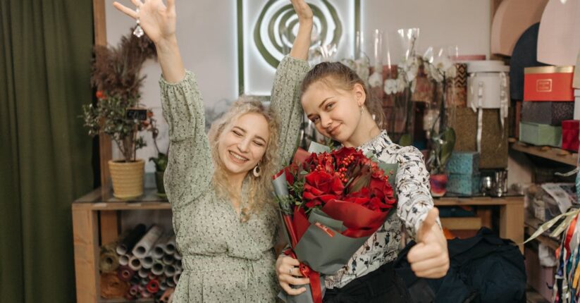 結婚式のペーパーアイテムを手作りして成功した花嫁。完成品を見て微笑んでいる。