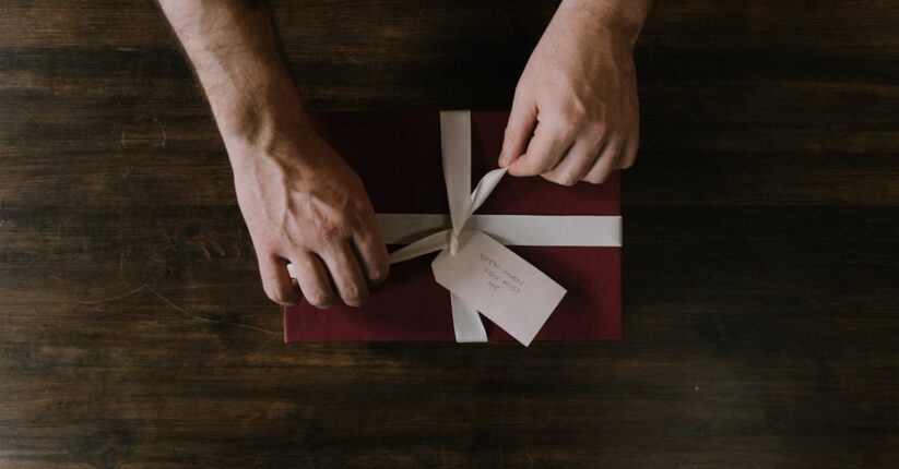 ゲストへのお土産に手作りタグを添えている様子。席札やサンキューカードが可愛く並ぶ。