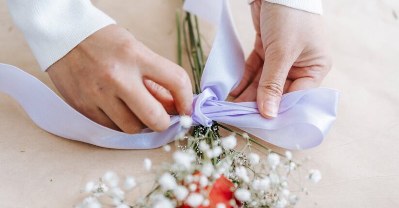 手作りと外注のペーパーアイテムをバランスよく組み合わせて並べたテーブル。