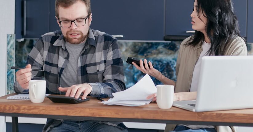 同僚や先輩への席札メッセージを書いている花嫁。親しみのあるトーンの文章を考えている様子。