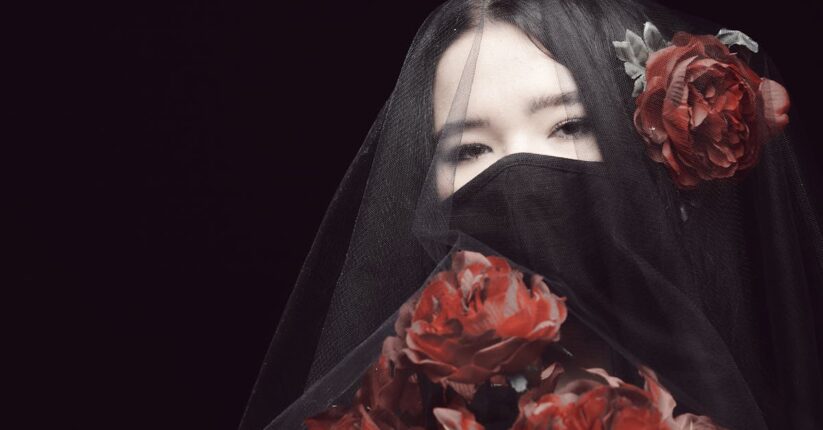 やり直し続きで疲れてしまった花嫁がデスクにうつ伏せている。作業机には印刷済みの紙が散らばっている。