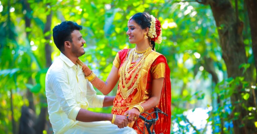 結婚式後、手作りのペーパーアイテムを見つめて微笑む新郎新婦。幸せそうな雰囲気。