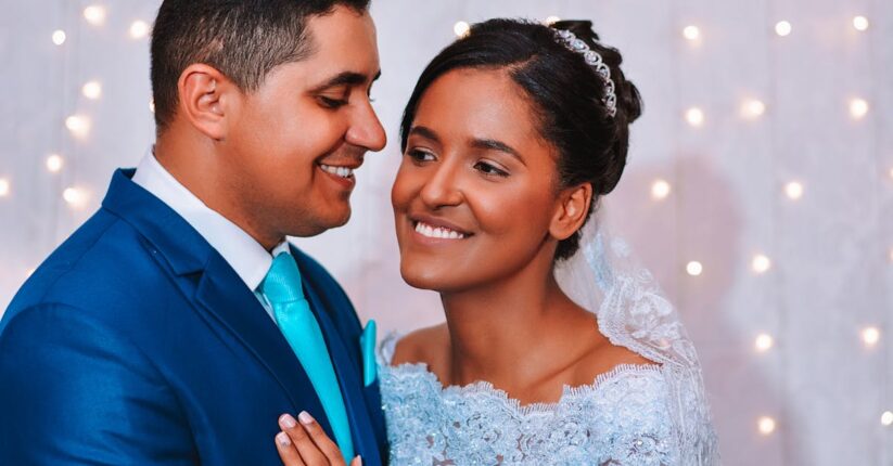 印刷されたプロフィールブックを手に笑顔の新郎新婦。計画的に作って成功した様子。