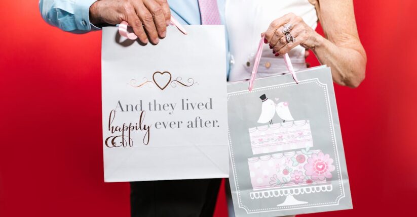 結婚式のペーパーアイテムに使われる上質紙の質感。マーメイド紙やヴァンヌーボ紙のアップ写真。