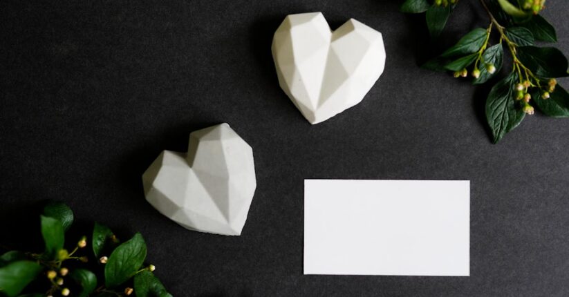 結婚式の席札メッセージを書くための万年筆やカリグラフィーペンが並ぶテーブル。