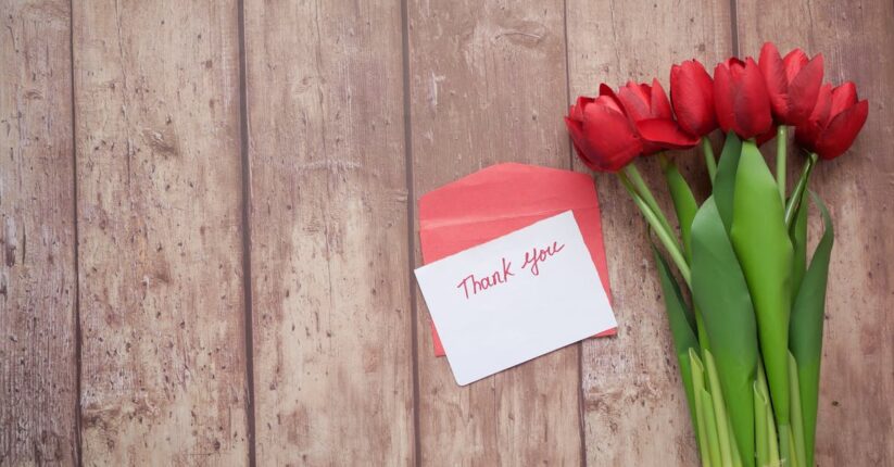 特別な人への感謝を込めた席札メッセージ。心のこもった直筆メッセージカード。