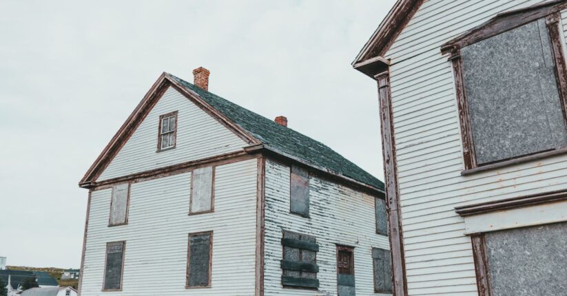 やり直し続きで疲れてしまった花嫁がデスクにうつ伏せている。作業机には印刷済みの紙が散らばっている。