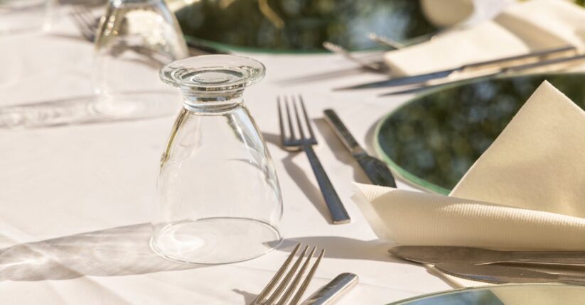 祖父母に宛てた席札メッセージ。優しい文字で書かれた“ありがとう”の言葉。